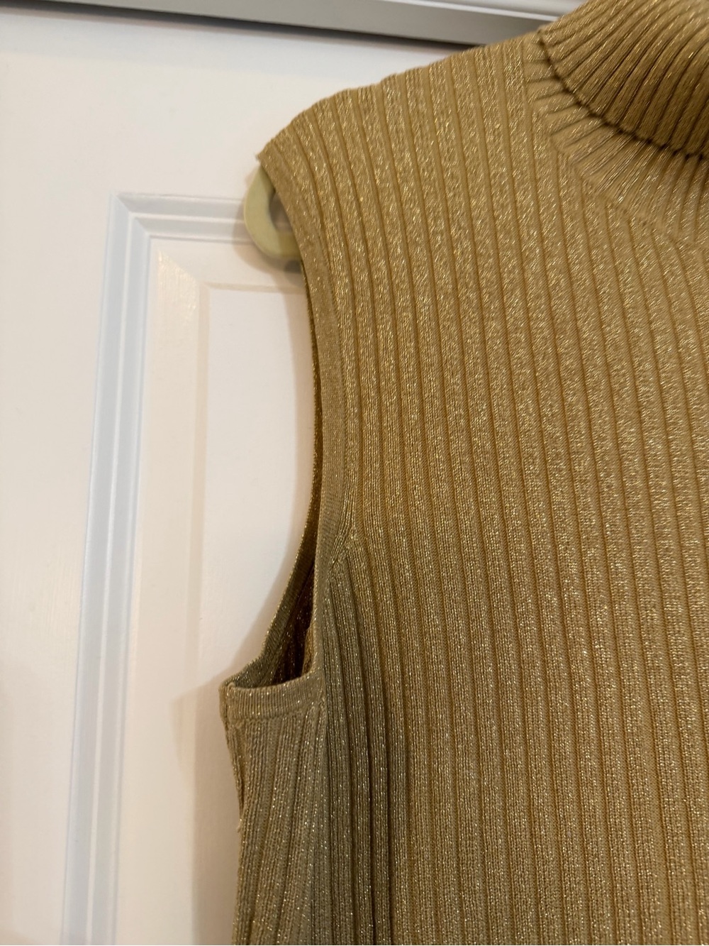 Sleeveless Ribbed Turtleneck Sweater Vest in gold lurex - Picture 4 of 7